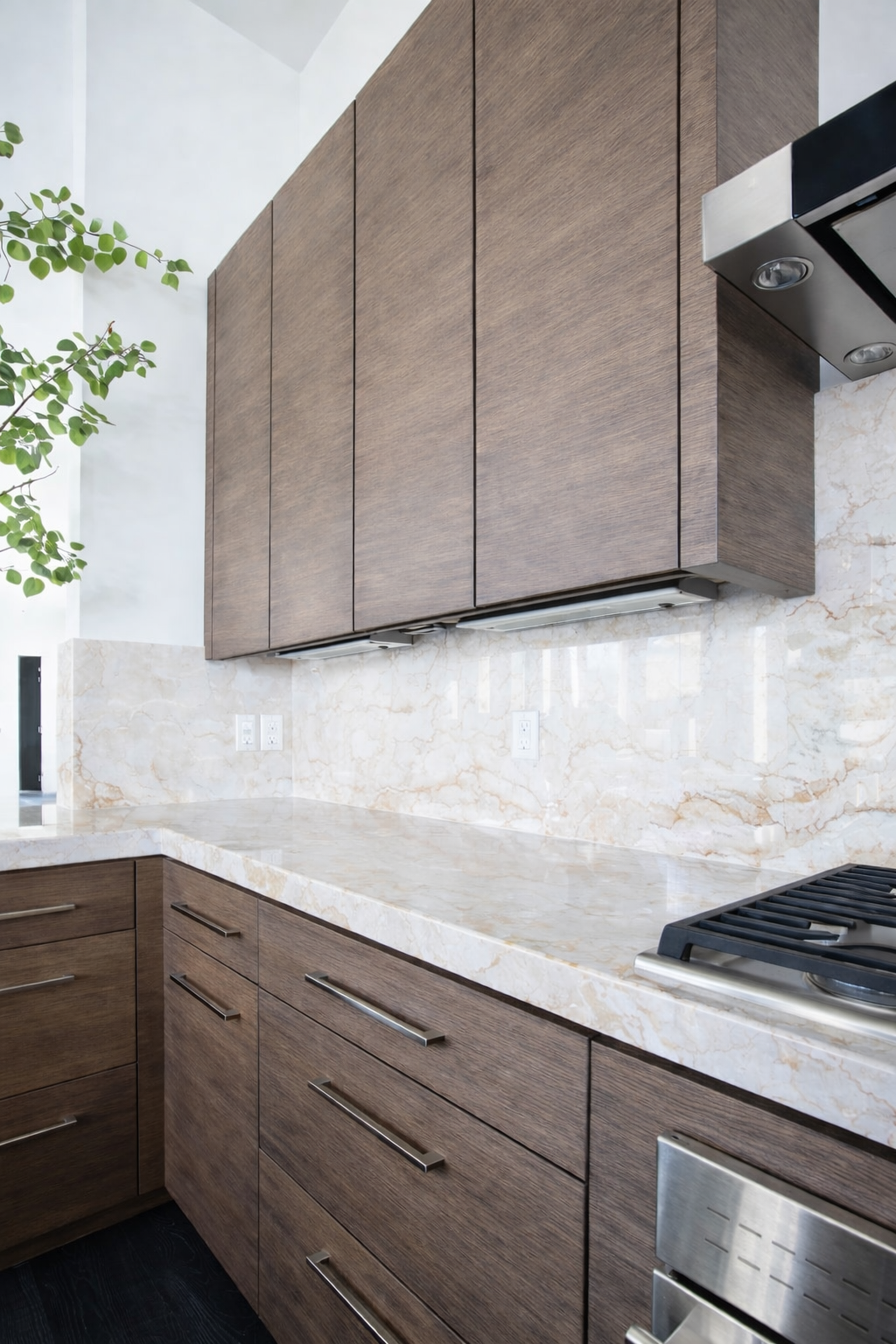Modern kitchen renovation in West Island Montreal with wood cabinets, quartz backsplash and matching countertops
